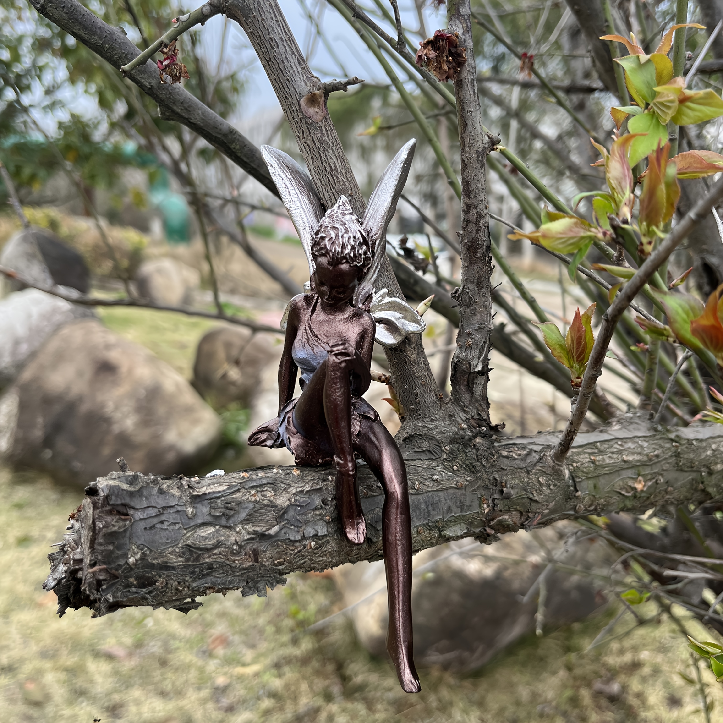 E-shop Sammelfigur: Ein mysteriöses exquisites schwarzes Elfen-Harz-Kreativhandwerk-Ornament, das einen sitzenden schwarzen Elf mit lockigem Haar