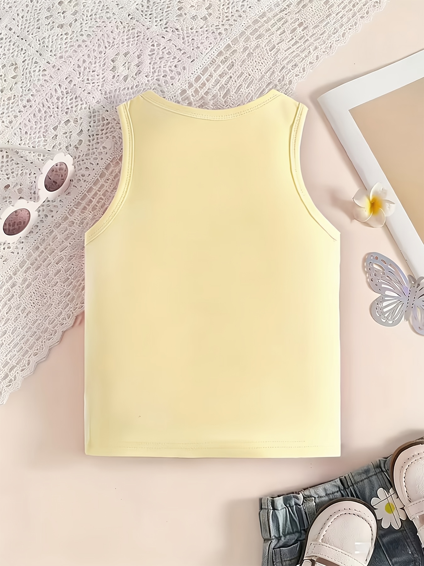 débardeur imprimé avec couronne de reine et strass pour filles, tailles 1 à 12 disponibles ! imprimé de lettres de reine sur le décolleté, strass complet avec accents de couronne et détoiles, détails et , avec une aura de princesse. options multicolores