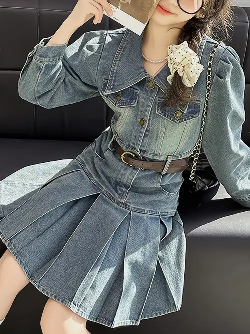 봄과 가을을 위한 새로운 여자 데님 원피스로, 하이웨스트, 핏 디자인, 긴 소매, 날씬한 플리츠 스커트가 특징입니다.