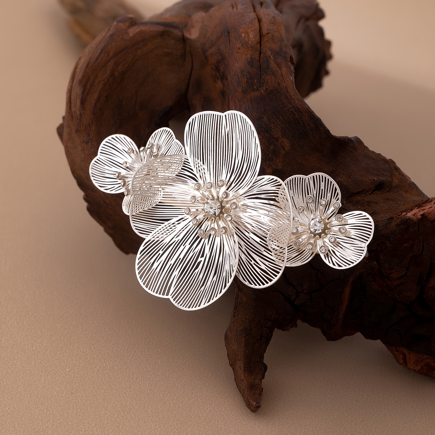 E-shop Eine elegante Haarnadel im Boho-Stil mit floralem Design, geeignet für die tägliche Damenmode als Geschenk