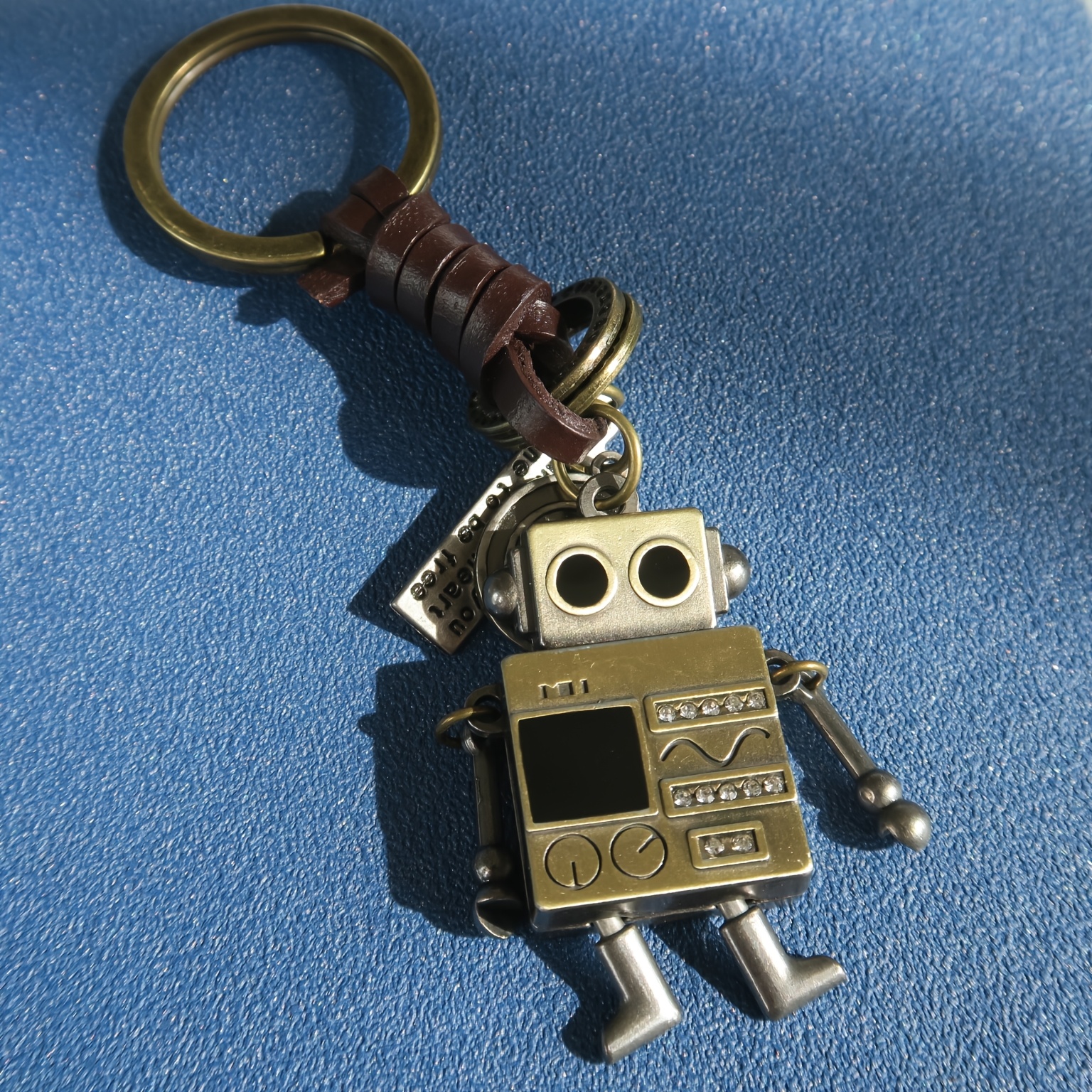 TEMU Llavero de robot vintage, de aleación con acabado vintage que una mecánica retro. un fino y duradero y una artesanía . Las articulaciones son