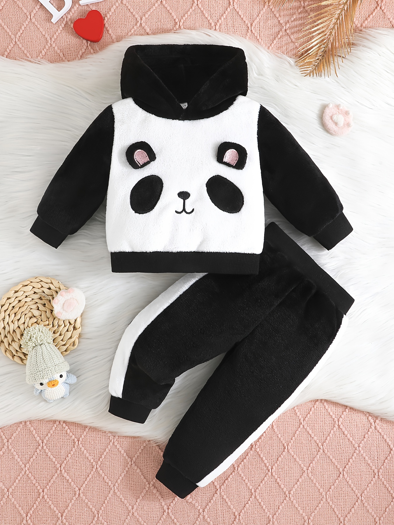 Children's clothes are most suitable shops for babies with 1-7 pandas