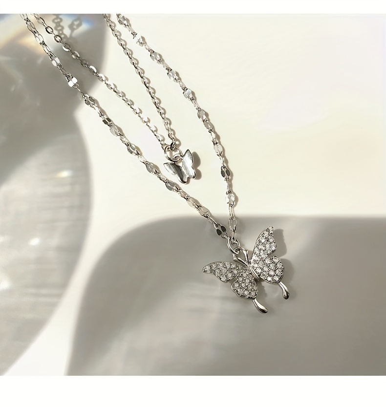 Collar de Mariposa Doble Capa para Mujeres - Elegante, Cadena de Acero Inoxidable con Detalles, Diseño Minimalista y Ligero para Uso Diario y Fiestas, Idea de Regalo para San Valentín, Joyería de Mariposas, Accesorio Especial para Ocasiones, Detalle de Cadena Retorcida, Complemento Refinado