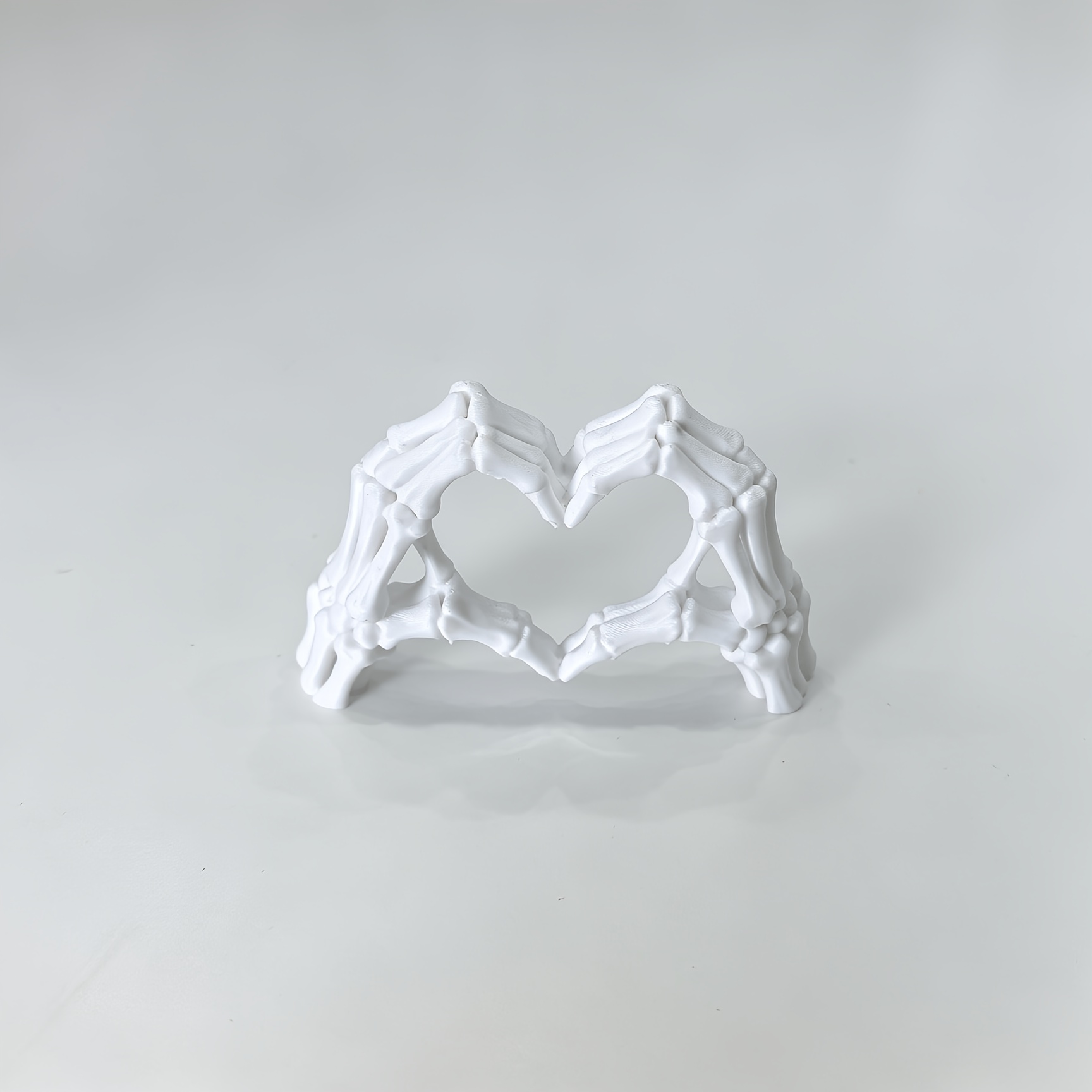 TEMU Ornement de figurine de main gothique de crâne et de cœur, avec des détails de os fins, tonalité profonde, plein , convient pour , à coucher, la