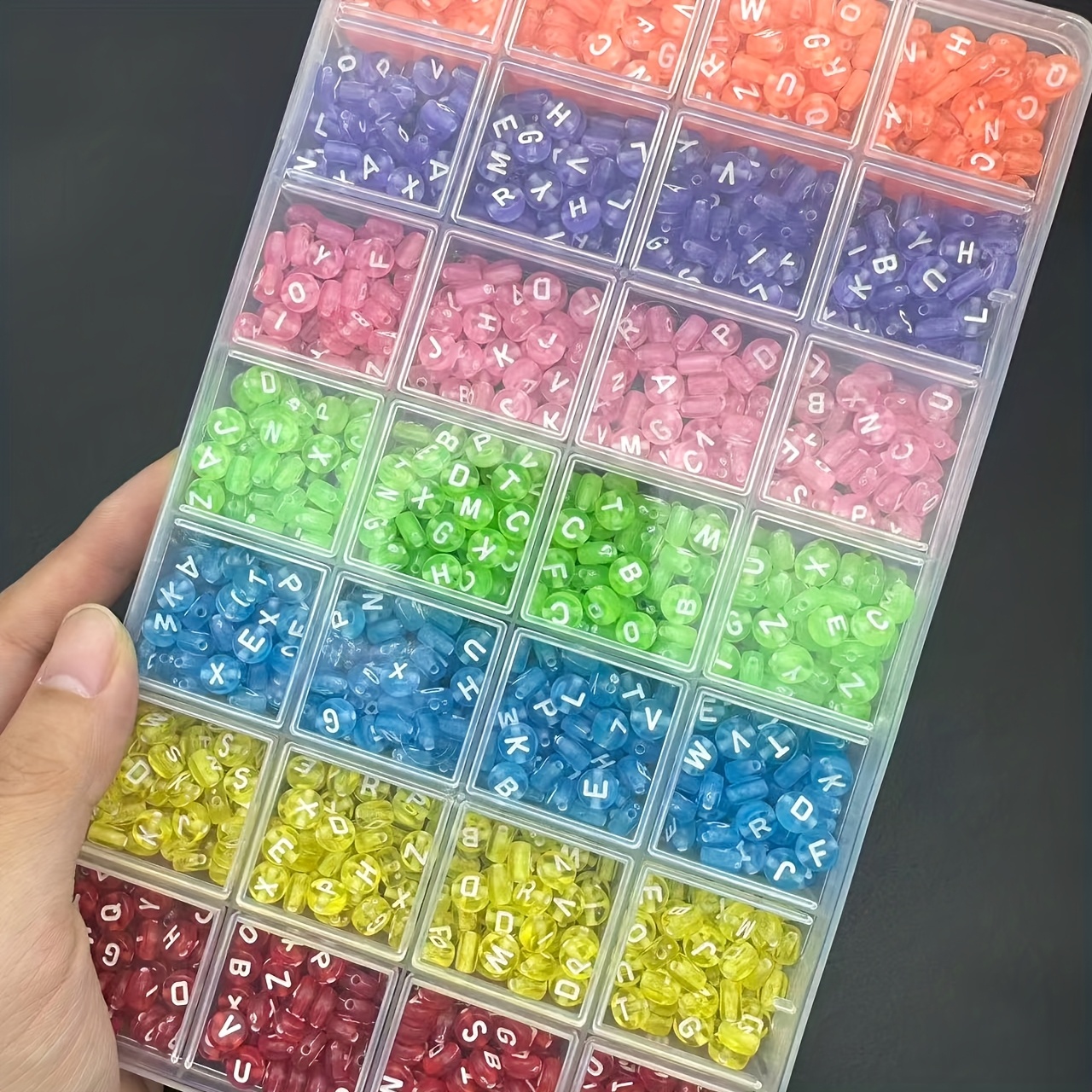 TEMU 1600 Stück 7 Farben Acryl Buchstaben Perlen Set, inklusive A-Z Groß- und Kleinbuchstaben, Zahlen 0-9, Aufbewahrungsbox - Schmuckherstellung,