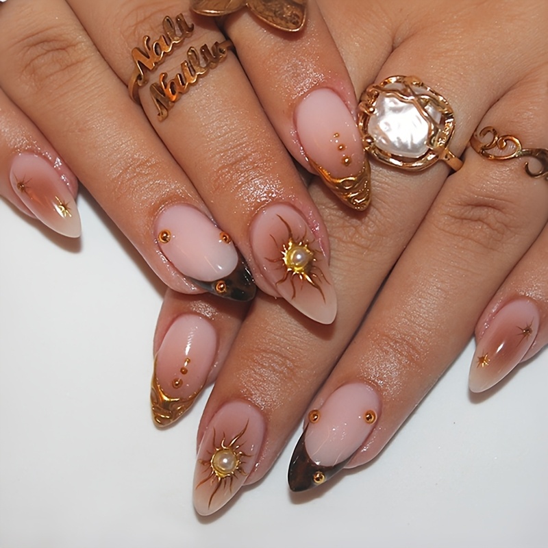 E-shop 24 Stück Mittelgroße Mandelform Press-On Nägel Braune Nagelspitzen 3D Kleine Stahlkugeln mit Sonnen-Goldenen Künstlerischen Linien Design