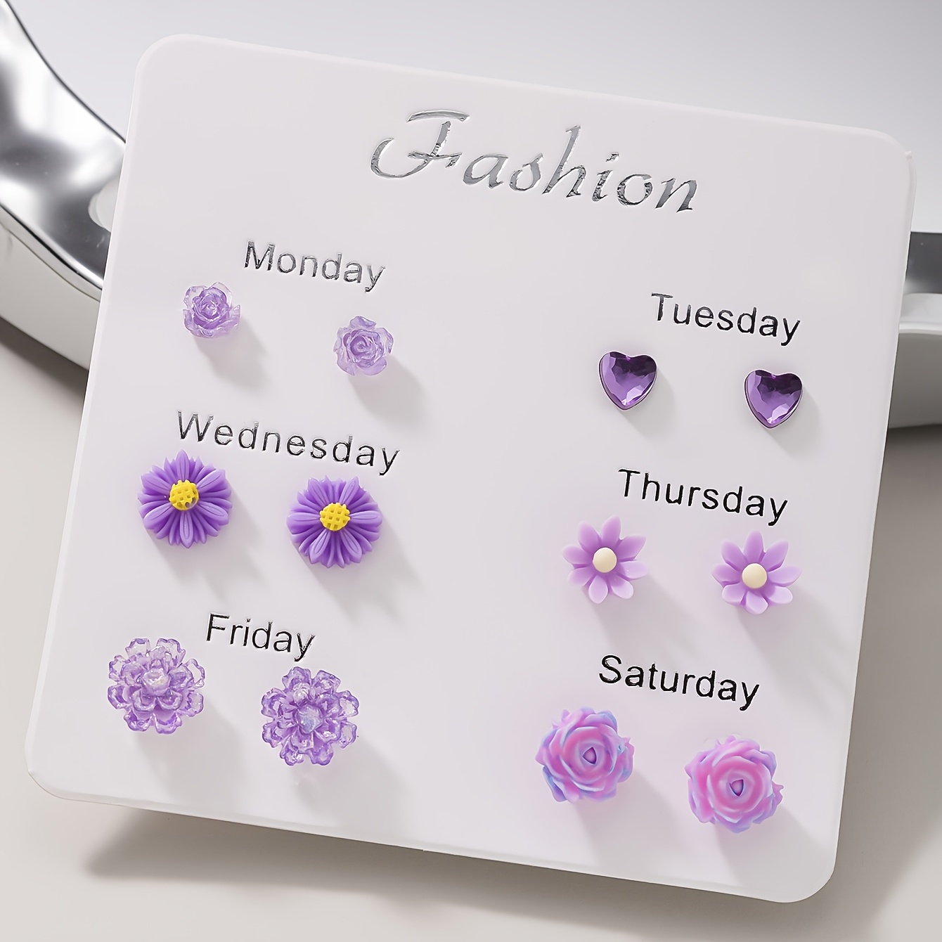 E-shop 1 Set mit 12 Niedlichen, Modischen, Eleganten Lila Blumen-Herz Ohrsteckern für Damen, Täglicher Schmuck, Urlaubsgeschenk Mehrteiliges Set