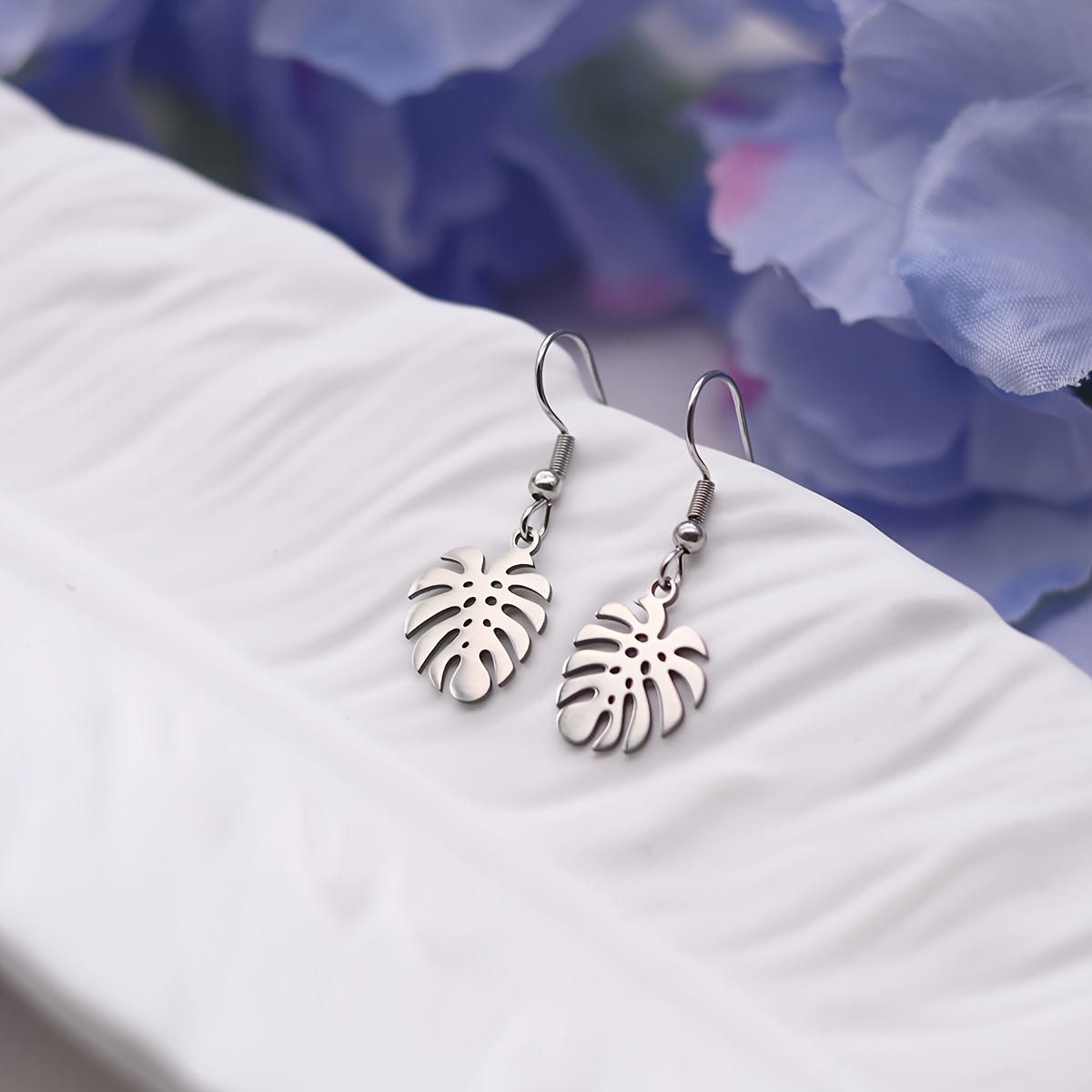 Women's Minimalist Leaf-Shaped Drop Earrings, Versatile Gift