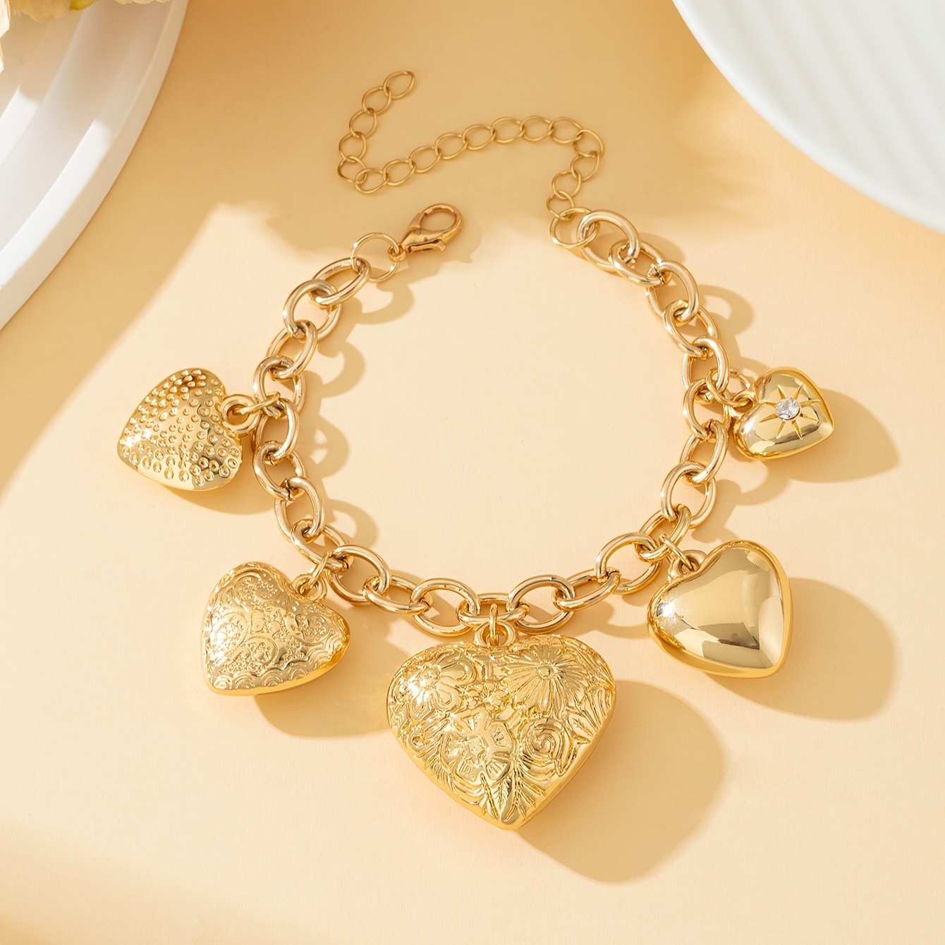 Image of 1pc European And American Exaggerated Fashion Vintage Pattern Chunky Golden Necklace With Elegant Heart Pendant, Suitable For Women' Wear