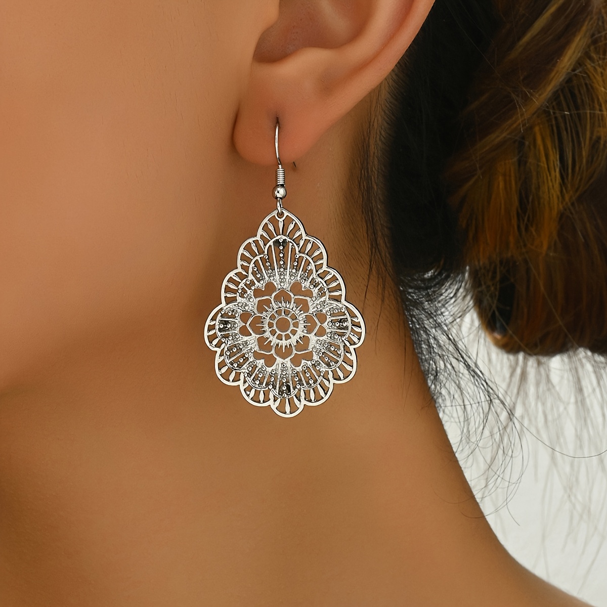 TEMU Un par de aretes de de moda con diseño único y tallas florales caladas de cobertura total