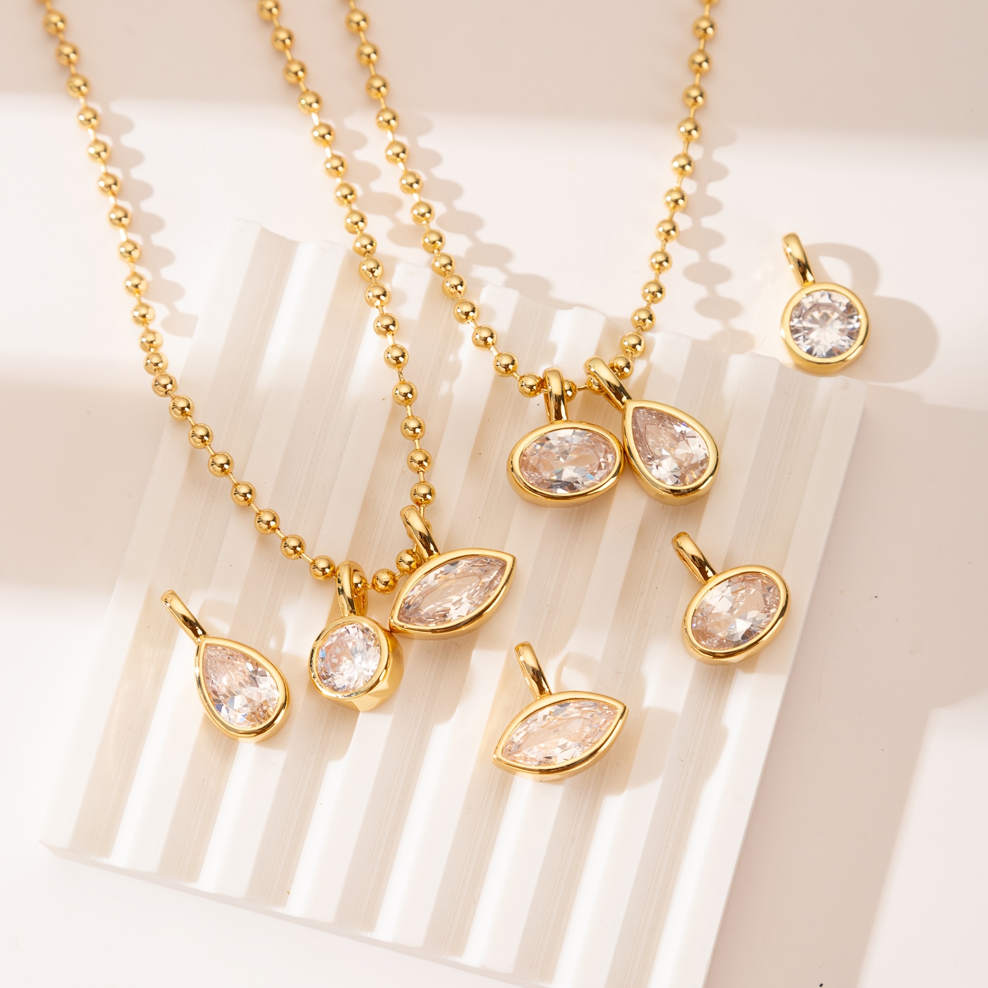 Jewelry Multi-Faceted Cutting Sparkly Pendant Necklace