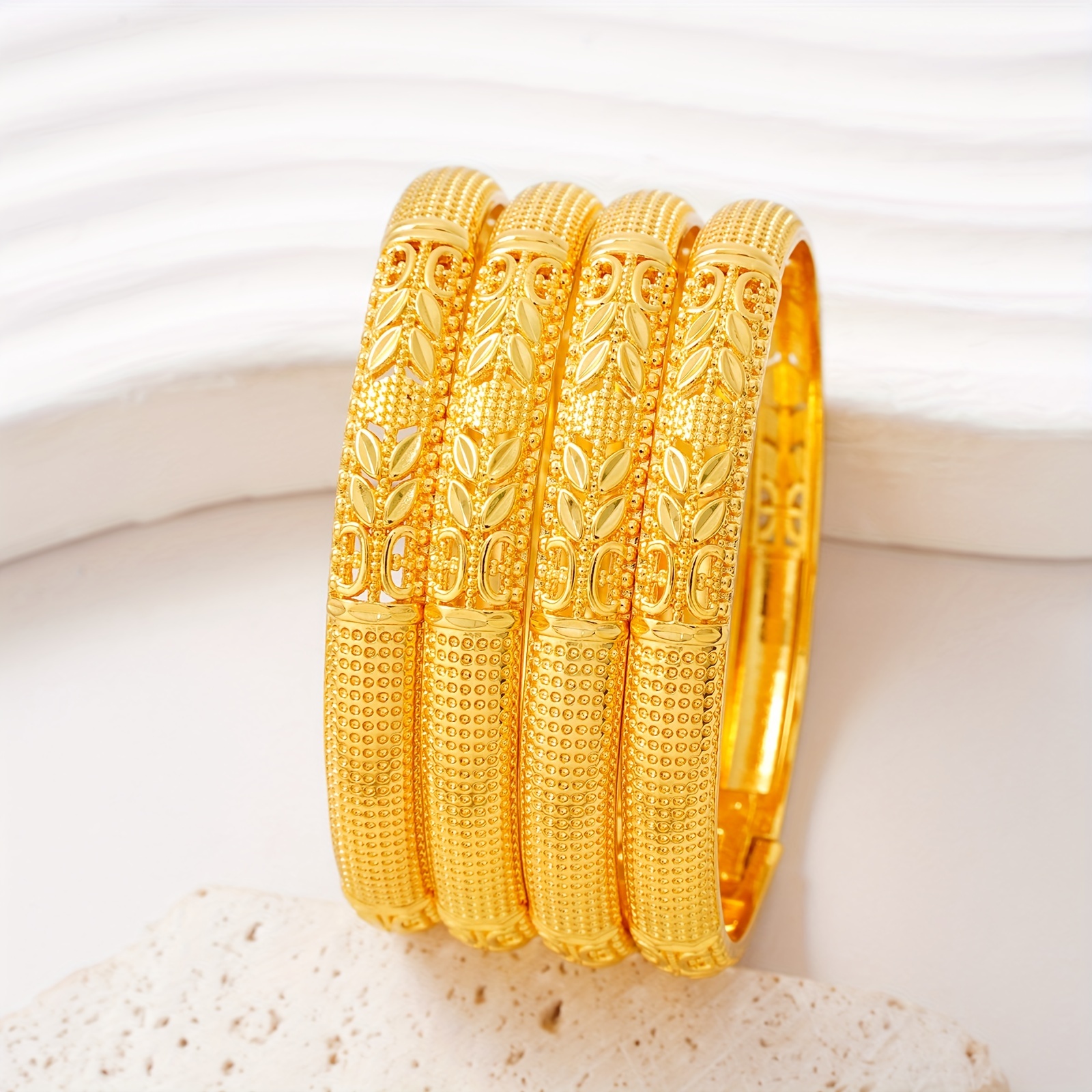 

Bracelet Manchette Ouvert Élégant en Doré avec Design - pour les & Spéciales, Bijou de Style Ethnique