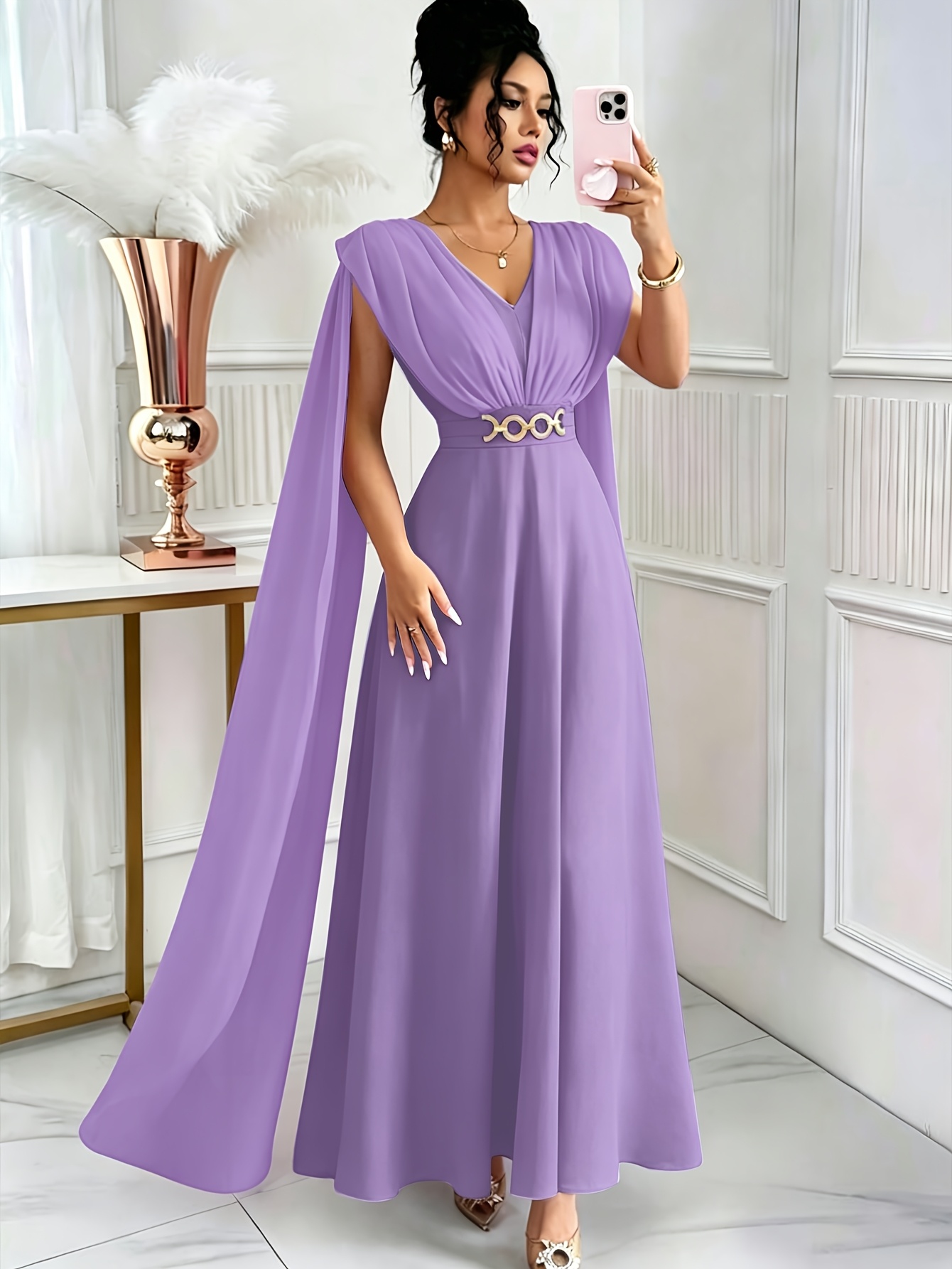 Robe élégante et généreuse avec ceinture plissée et boutons sur le dos, idéale pour les mariages, les fêtes et les occasions décontractées