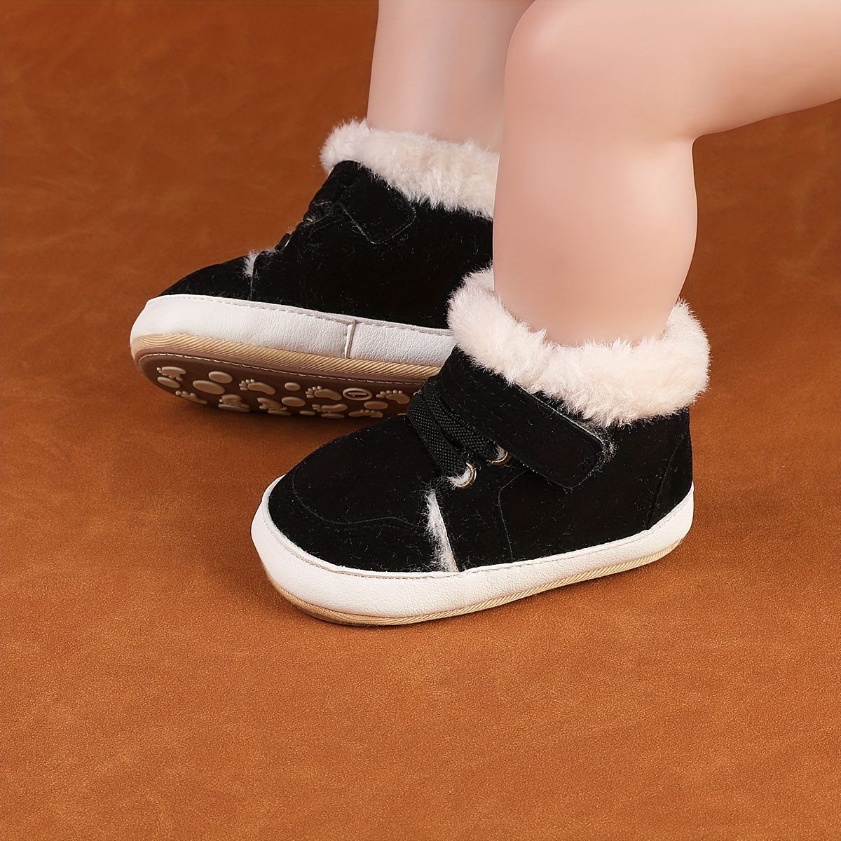 Een paar dikke, met fleece gevoerde laarzen voor jongens en meisjes