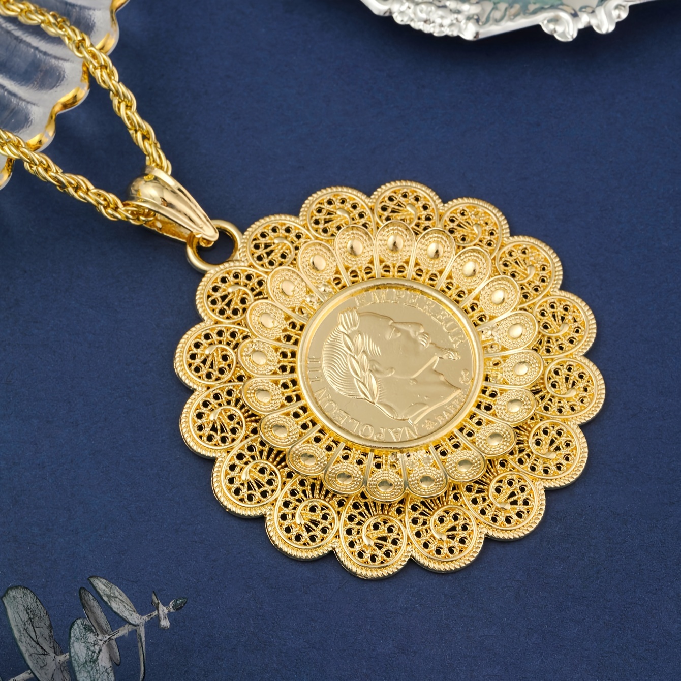 

Round Flower Pendant Necklace Adjustable Zinc Alloy Neck Chain Jewelry Golden Color Neck Jewelry