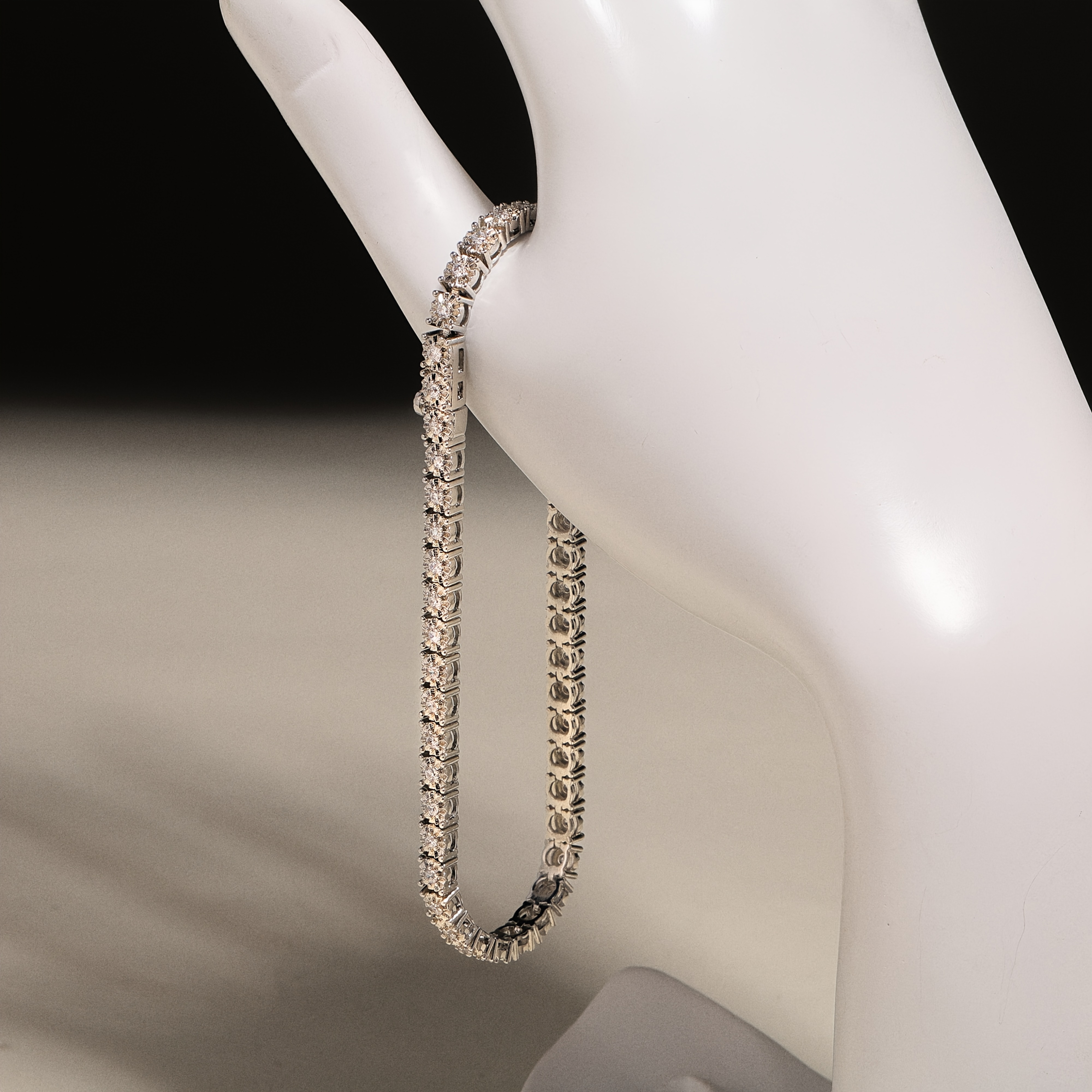 925 Silver, Women's Silver Trendy, Minimalist, And Classic. Total Weight: 10.96g. For Your Wife, Daughter, Or Mom. Elegant Gift Box.