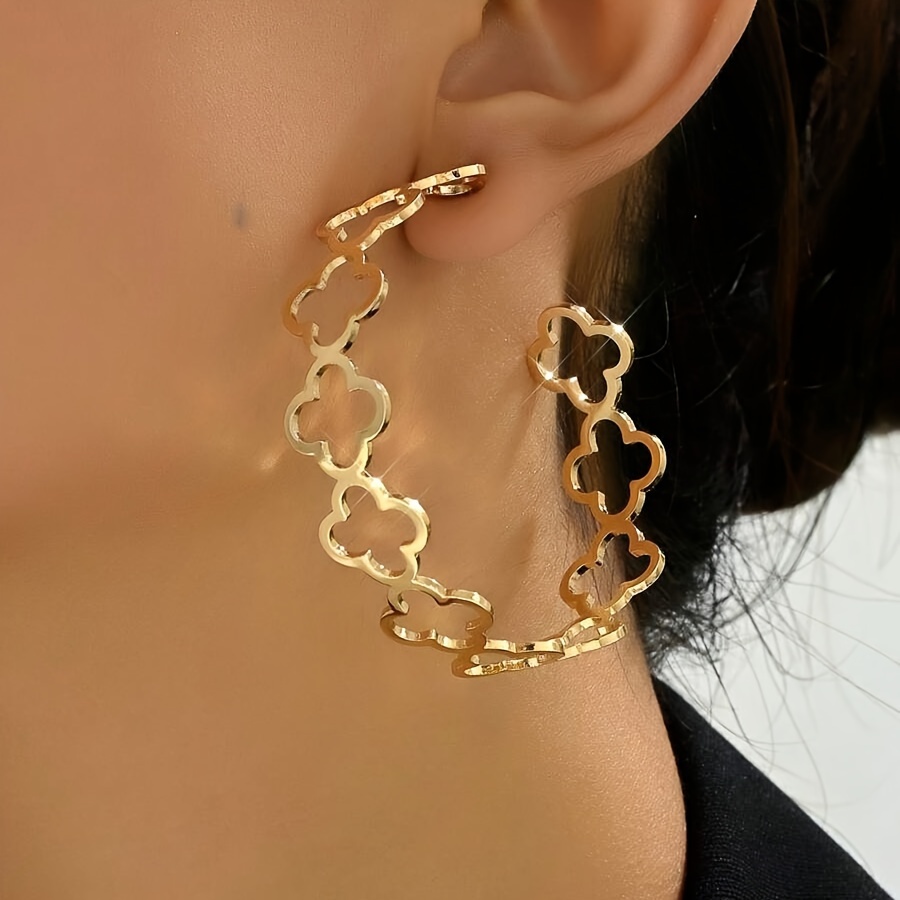 

1 Pair Golden Stylish Metal Hoop Earrings With Hollowed Out Four-leaf Clover Design, Minimalist Metal Style Hoop Earrings