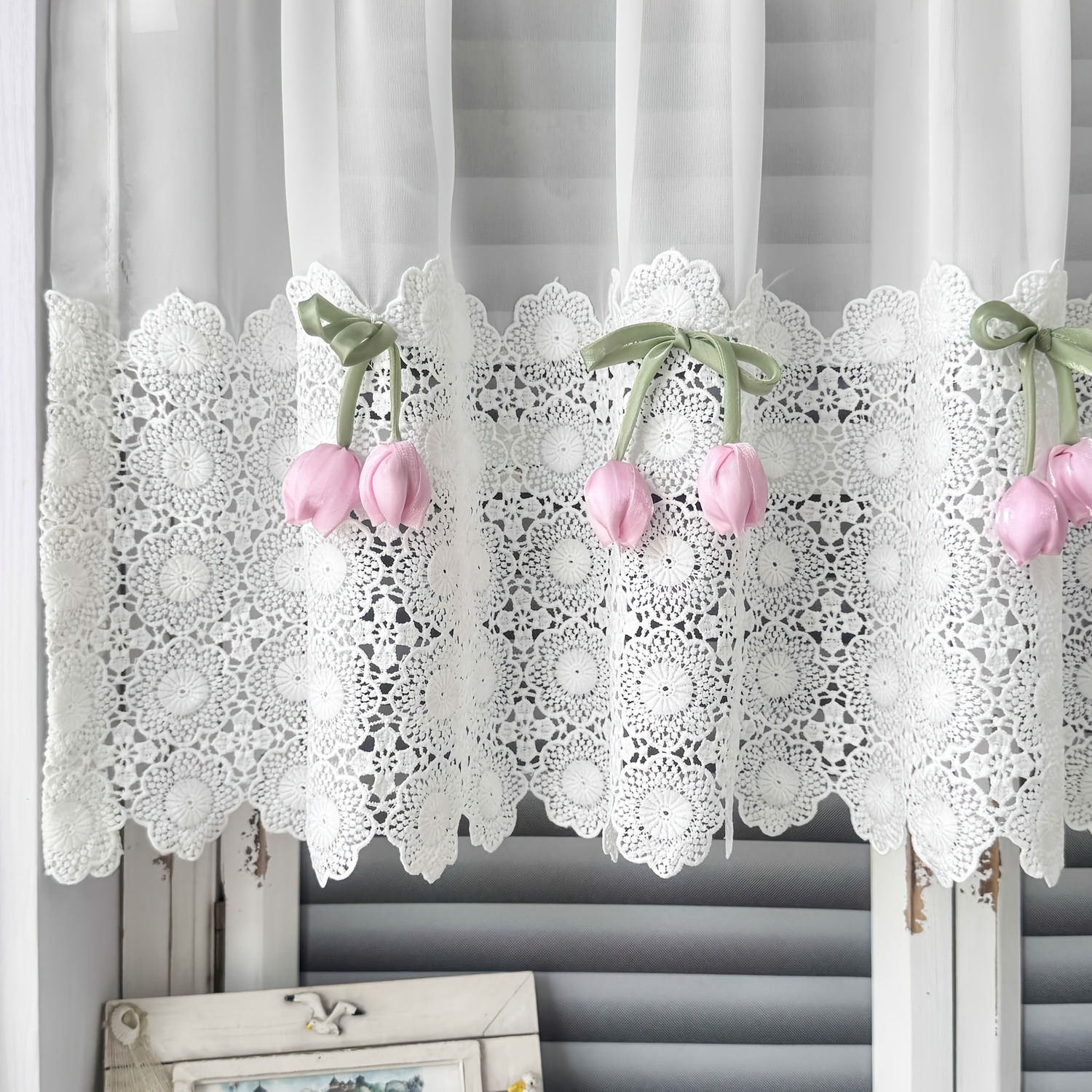 E-shop 1 Stück Weißer, durchsichtiger Vorhang | Eleganter, kurzer Vorhang mit Patchwork-Spitzen-Tulpenblumen-Dekorationen, Romantik-Thema, Polyester,