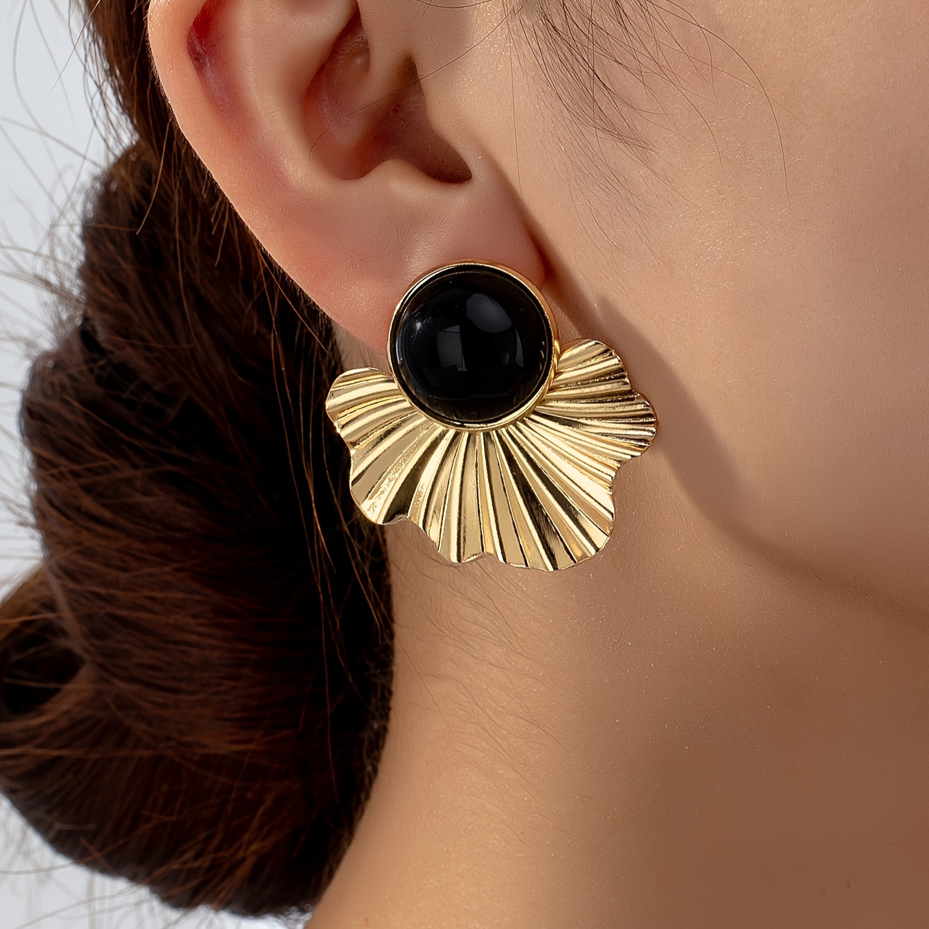 

Bohemian Elegant Fan-shaped Stud Earrings For Women - 14k Golden Plated With Black Plastic Gem, Geometric Daily Versatile Iron Ear Studs For Gifts And Any Occasion, Pair