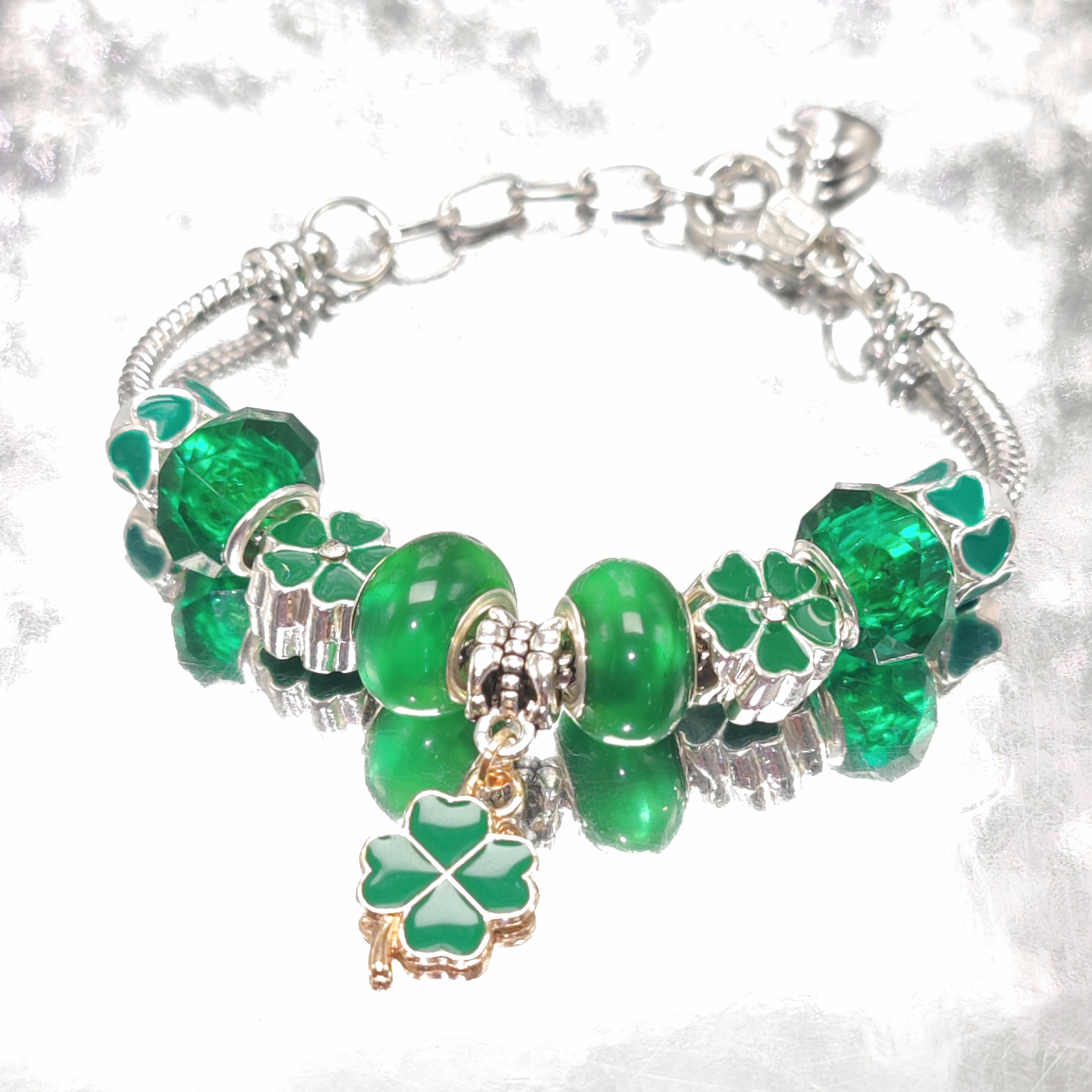 

Clover Charm Bracelet - Exquisite Resin , Adjustable Clasp, 's Day, Friendship Gifts, And Casual Attire