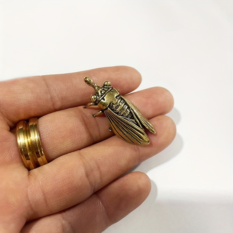 

1pc Vintage Brass Golden Cicada Keychain Pendant For Men, Desktop Home Decoration