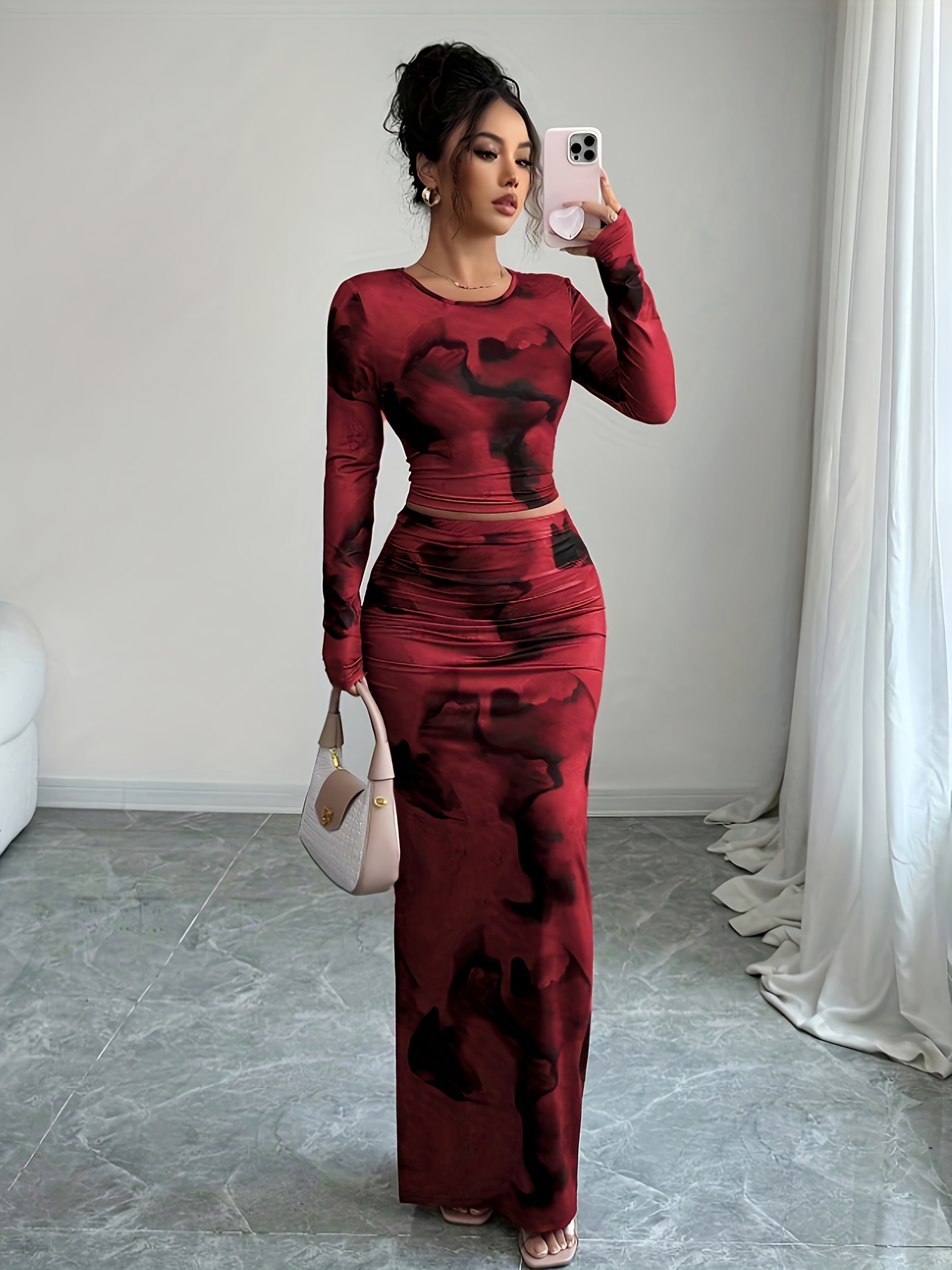 A Stylish Women'S Two-Piece Set Featuring an Elegant Round Neck Long-Sleeve T-Shirt with a Fitted Irregular Tie-Dye Pattern, Paired with a Form-Fitting Tie-Dye Long Skirt