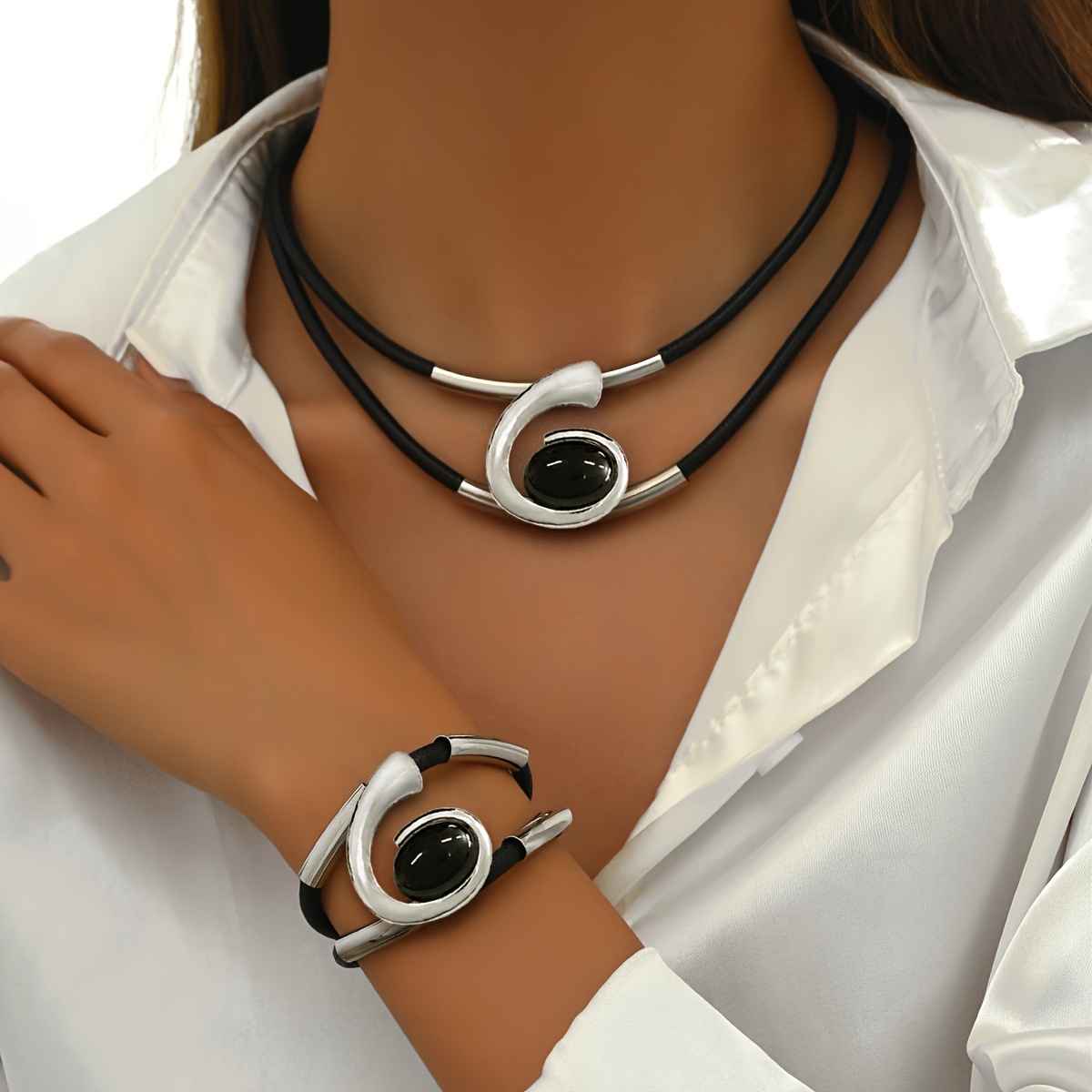 

Ensemble 2 pièces, collier et bracelet en résine noire géométrique spiral et cuir PU avec tuyau métallique, style sexy vintage, de , bijou polyvalent pour tous et les