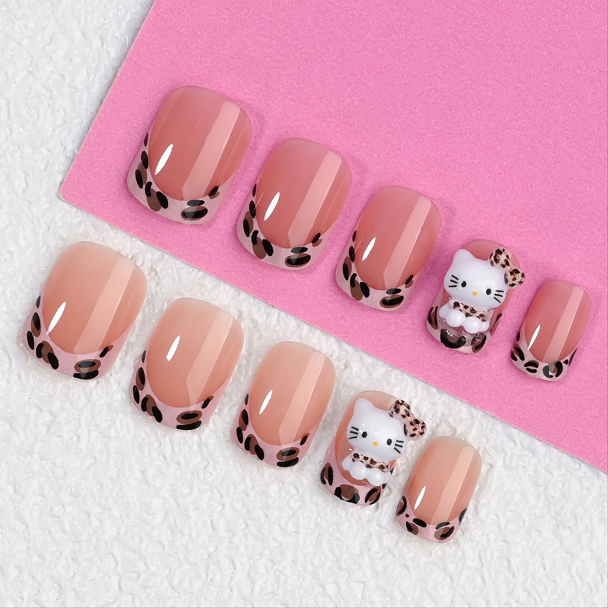 E-shop Set mit 24 Sanrio Kurze Quadratische Leopard Print Hello Kitty Press-On Nägel mit bezaubernden Hello Kitty Nagelcharms. Diese wiederverwendbaren