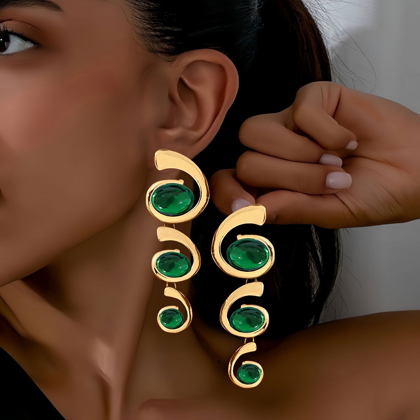 Image of A Pair Of Stylish Drop Earrings For Women, Featuring Green Acrylic Rhinestones In A Geometric Spiral With A Gradient Size. Earrings Are Fashionable And Elegant, Wear Or Parties, And Make A Great Gift