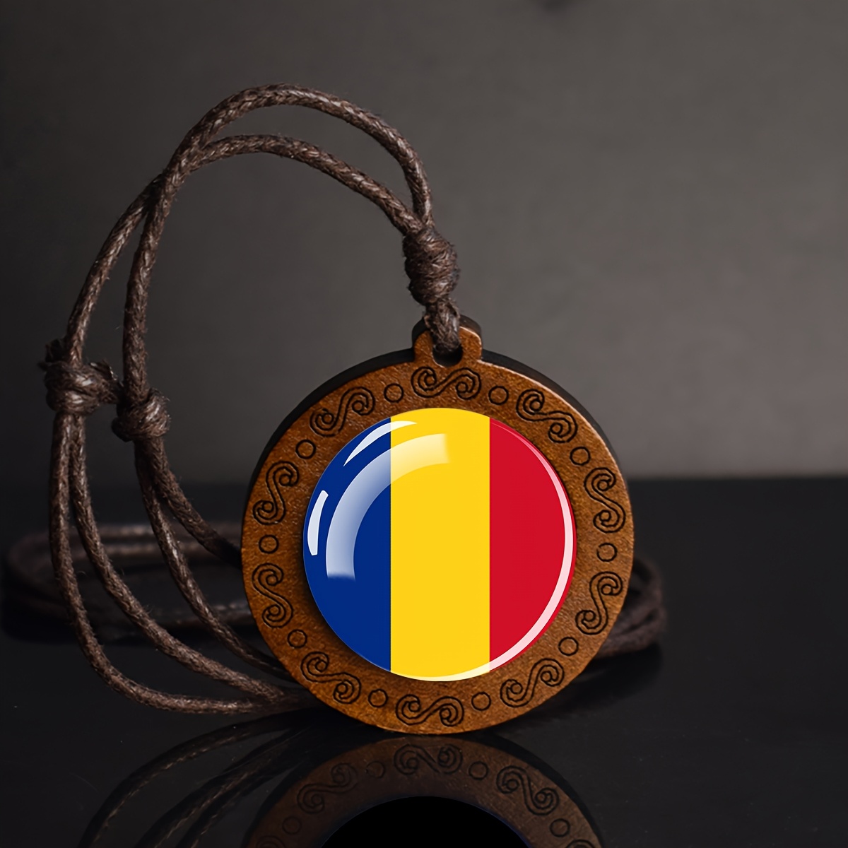 TEMU 1 pièce Collier pendentif rond vintage en bois avec drapeau de la Roumanie, chaîne en corde réglable, bijou ethnique, cadeau
