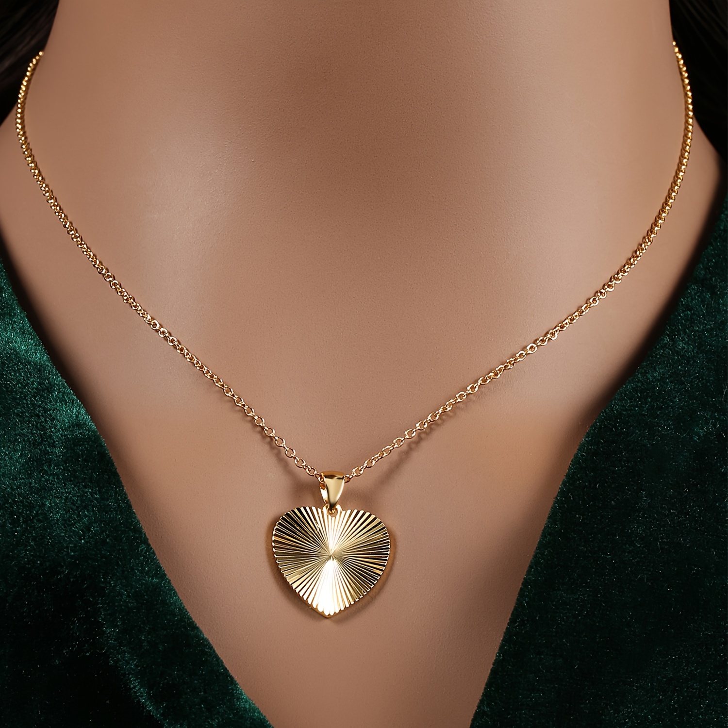 Heart-shaped Textured Pendant Necklace