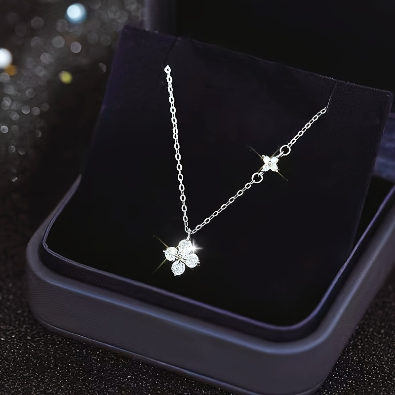 E-shop Ein Doppelter Vierblättriger Kleeblatt-Anhänger: Stilvoll, Elegant, Einfach Vielseitig. für den die Arbeit. Ideales Geschenk für Damen zu