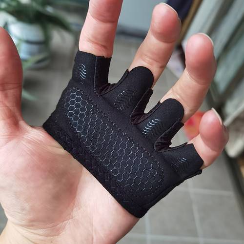 a pair of unisex lightweight four finger sports fitness gloves outdoor and indoor training mens outdoor sports gloves 2026 spring and summer anti slip and anti callus sports palm protectors