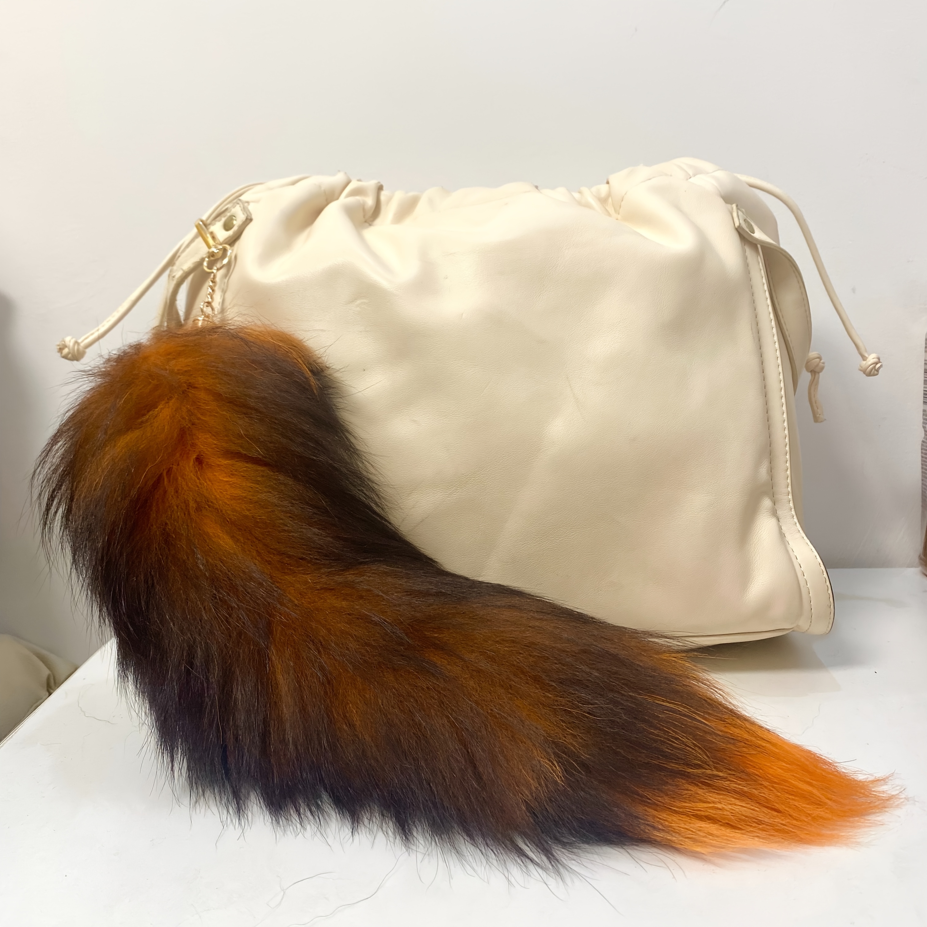 1 Stck flauschiger, knstlicher Fuchsschwanz-Schlsselanhnger in einem  groen orangefarbenen Design * zum Wandern, fr Halloween-Cosplay oder als  Handtaschen-Accessoire
