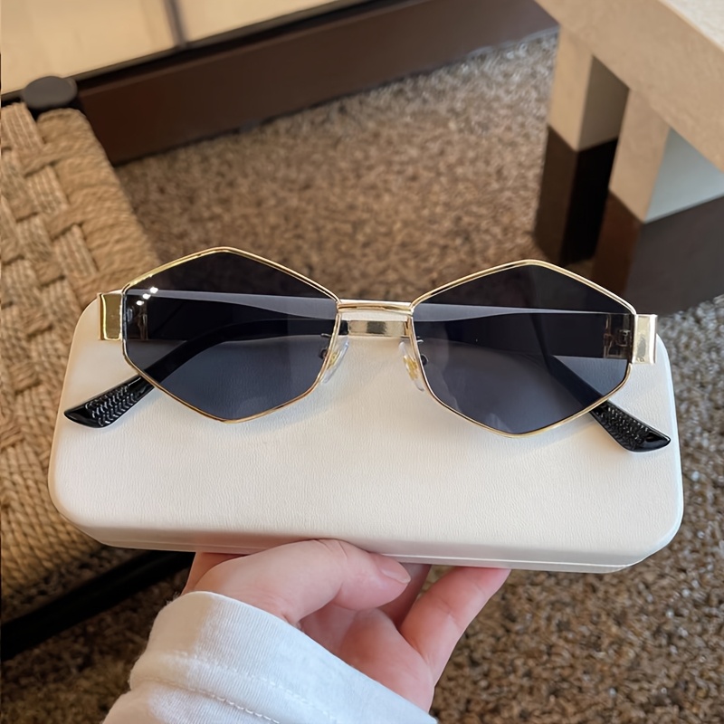 Image of Vintage And Stylish! Women's Oval-frame Glasses, A Must-have For Fashionable Outfits, Perfectly Complementing Clothing, Shoes, Bags, And Accessories