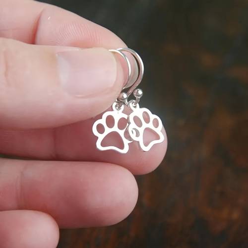 1 pair of bohemian and minimalist silvery paw print drop earrings with heart embellishments lovers