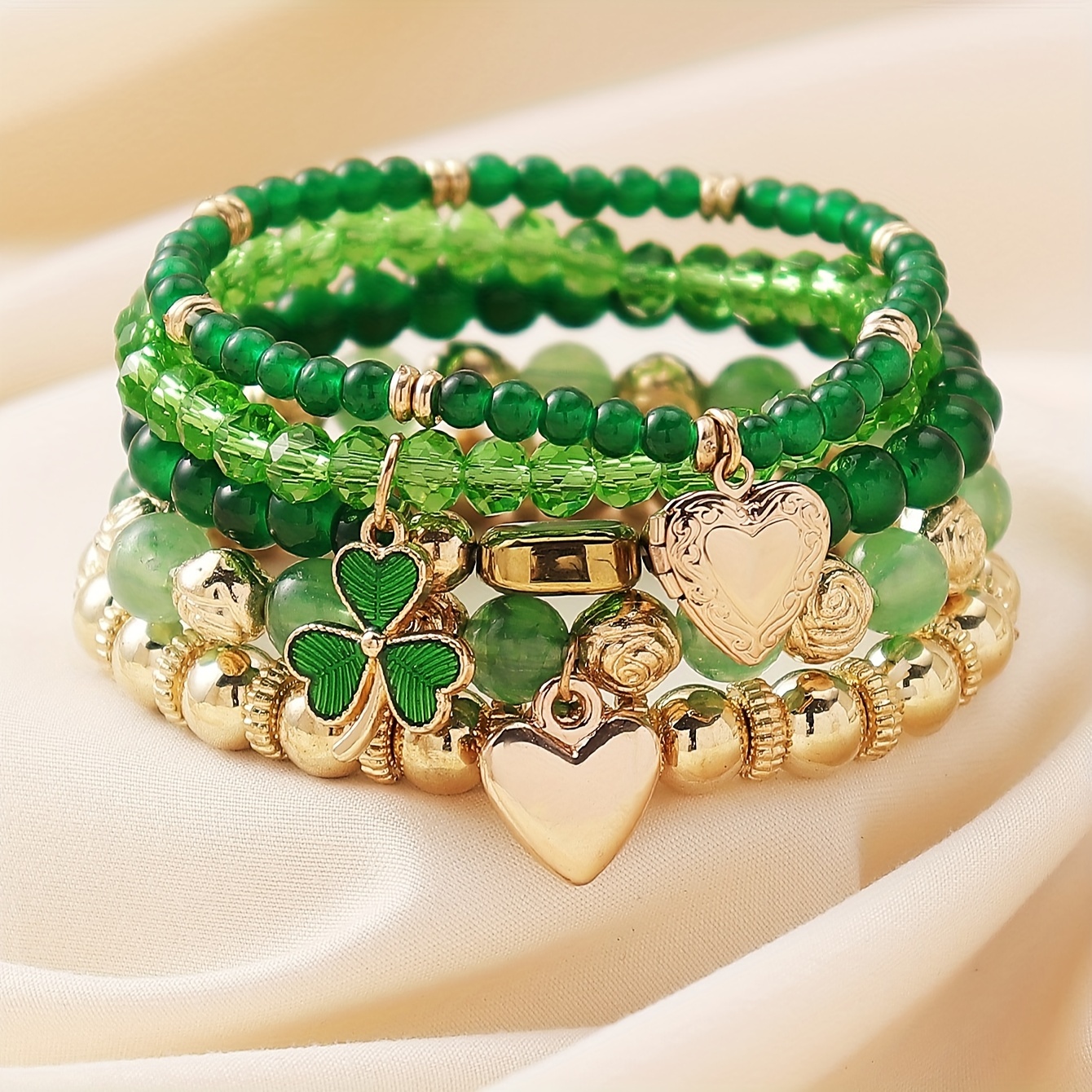 

A Set Of Elegant And Stylish -leaf Clover Bracelets Featuring A Heart Pendant, Made With Transparent Green Glass Beads, Layering. This Bracelet Set Is Ideal For Women's Parties, , And Accessories.