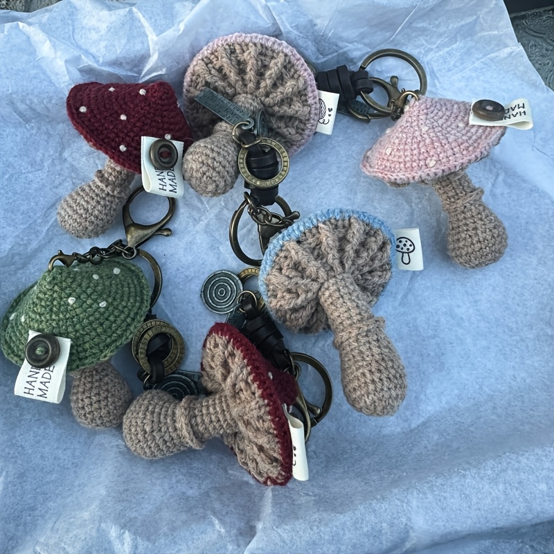 

1pc Handmade Crochet Mushroom Keychain, Cute Vintage Style, Metal & Yarn, Plant Theme, Novelty Ladies Keyring, Decorative Accessory For Bags & Backpacks, Ideal Valentine's Day Gift