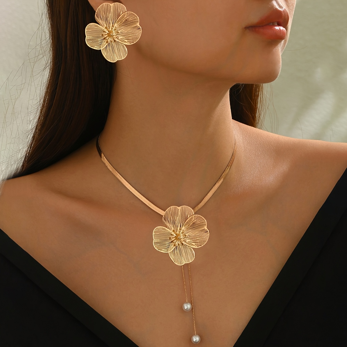 TEMU Conjunto de joyería para mujer de 2 piezas, collar elegante y aretes de botón, flor hueca dorada con de perla, cadena de serpiente , diseño