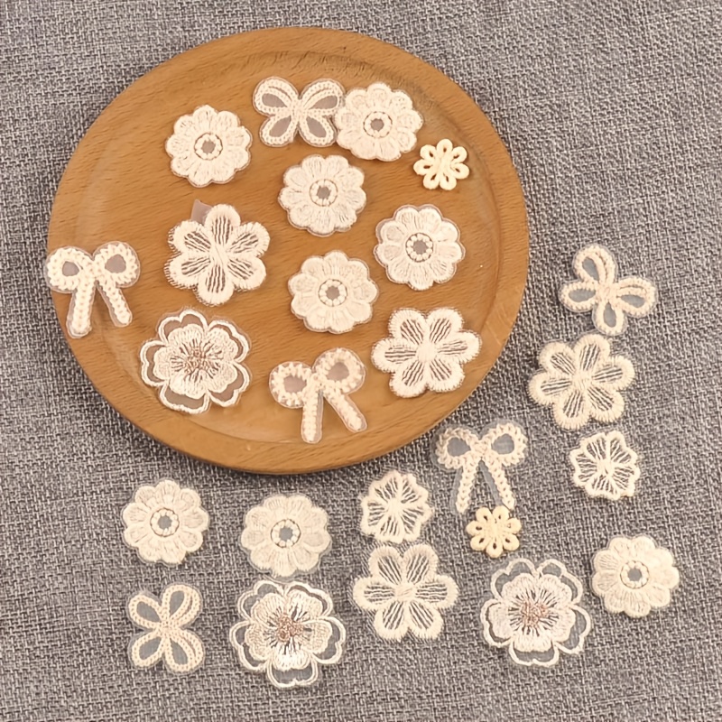 E-shop 20 Off-White Spitzen Schmetterlinge, Blumen und andere Formen zufällig gemischte dekorative Stoffstücke, ca. 2-5 cm, müssen handgenäht werden,