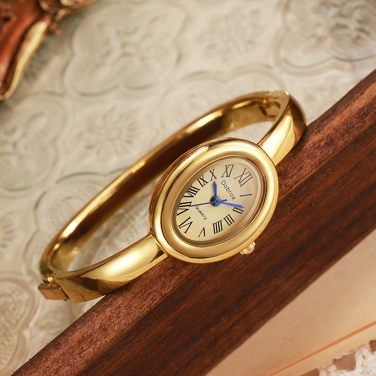 New Women'S Watch in Rose Golden, Featuring a Trendy, Luxurious Feel with a Classic, Unique Oval Bracelet Design