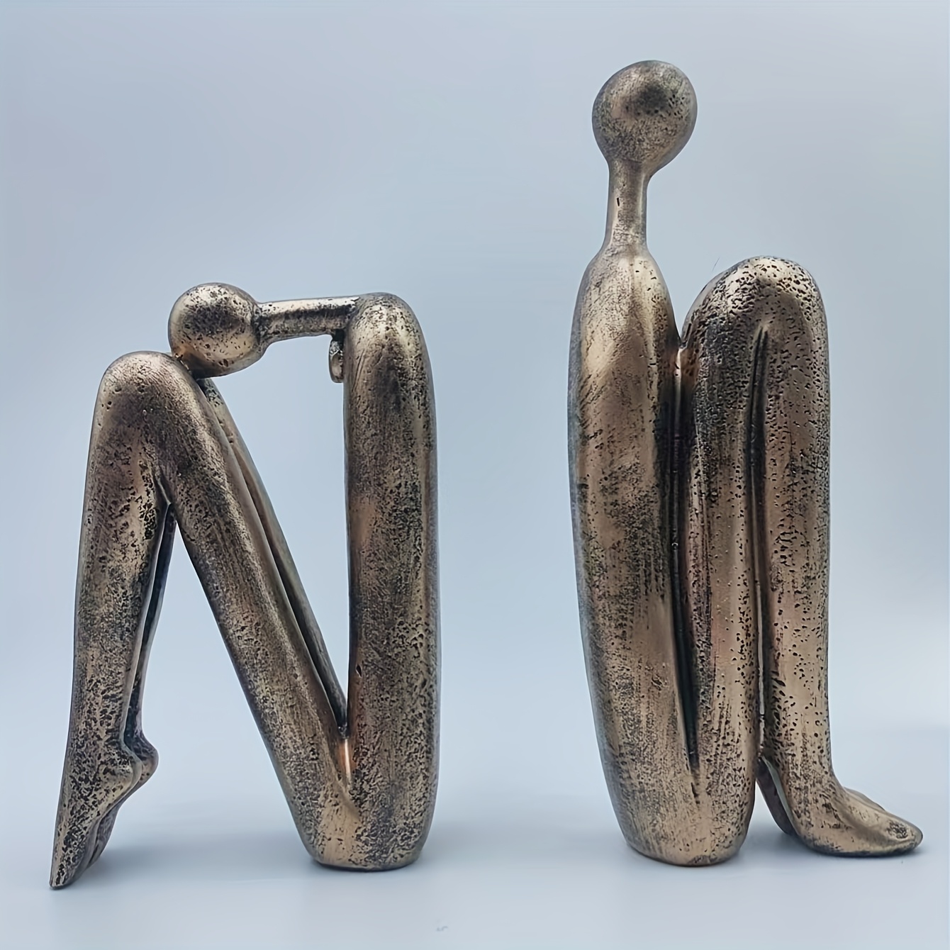 E-shop 2er-Set Moderne Bücherregal-Figurinen aus Harz, menschenförmige dekorative Buchstützen-Skulpturen, elegante sitzende Figuren-Design-Ornamente,