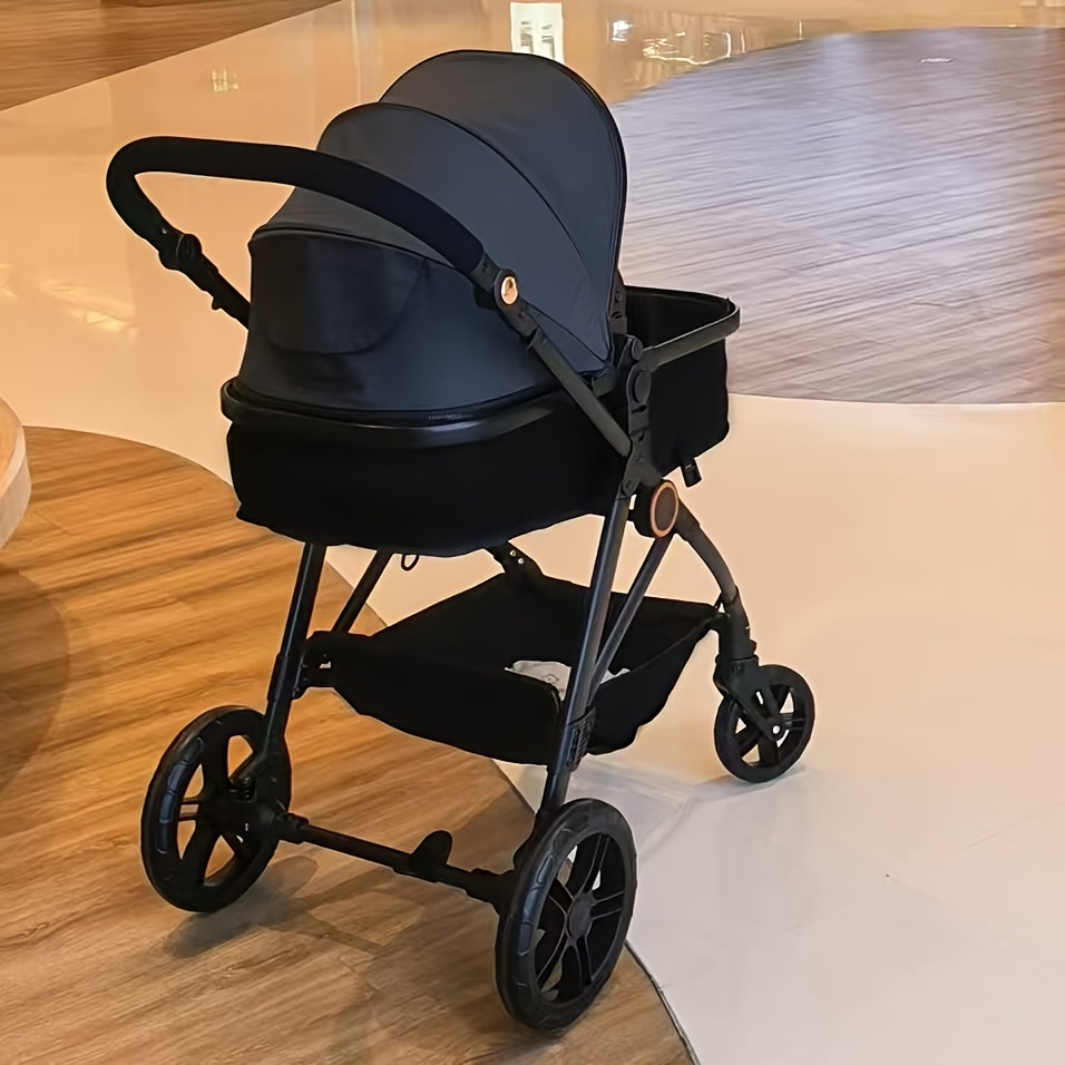 Hochformatiger Kinderwagen mit vier Rdern, der sitzbar, verstellbar,  zusammenklappbar im Zwei-Wege-Design ist. Er ist leicht faltbar fr  einfaches Schieben.