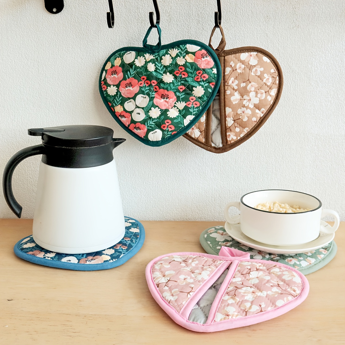 2pcs Heart-Shaped 15.01 X 19.84 cm Thickened Fabric Insulated Pads And Placemats Set, Vintage Floral Print High-Temperature Resistant Multi-Purpose Hanging Coasters, for Placing Cups, Water Bottles, And Bowls, Suitable As Mother'S Day Gift
