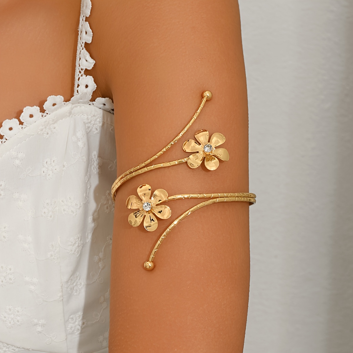E-shop Elegantes modisches geblümtes Armreif-Armcuff für Damen mit Nischen-Design offenem . Geeignet für den , Hochzeiten, Bälle als Feiertagsgeschenk