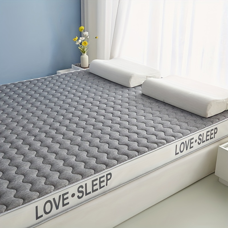 1pc, 17D Memory Foam Mattress with a Latex Layer on the Surface. The Memory Foam Filling Is 4.5cm Thick. The Top Layer Features Exquisite Patterns and Designs, Offering Softness, Comfort, Breathability, and Excellent Resilience. Suitable for Daily