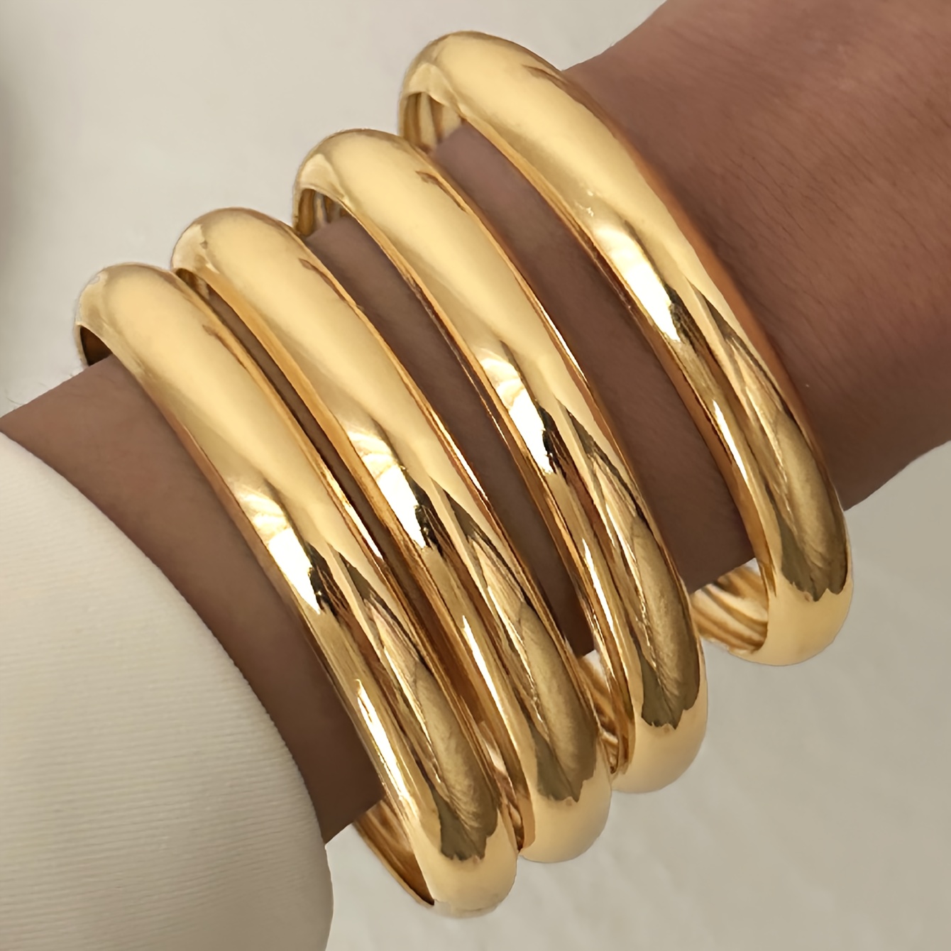 Image of 4pcs Fashion Easy Golden Women's Glossy Circle Plain Circle Bangle Set Suitable For Women' Party Vacation Date Outfit Christmas Halloween Valentine's Day Gift 2025 New