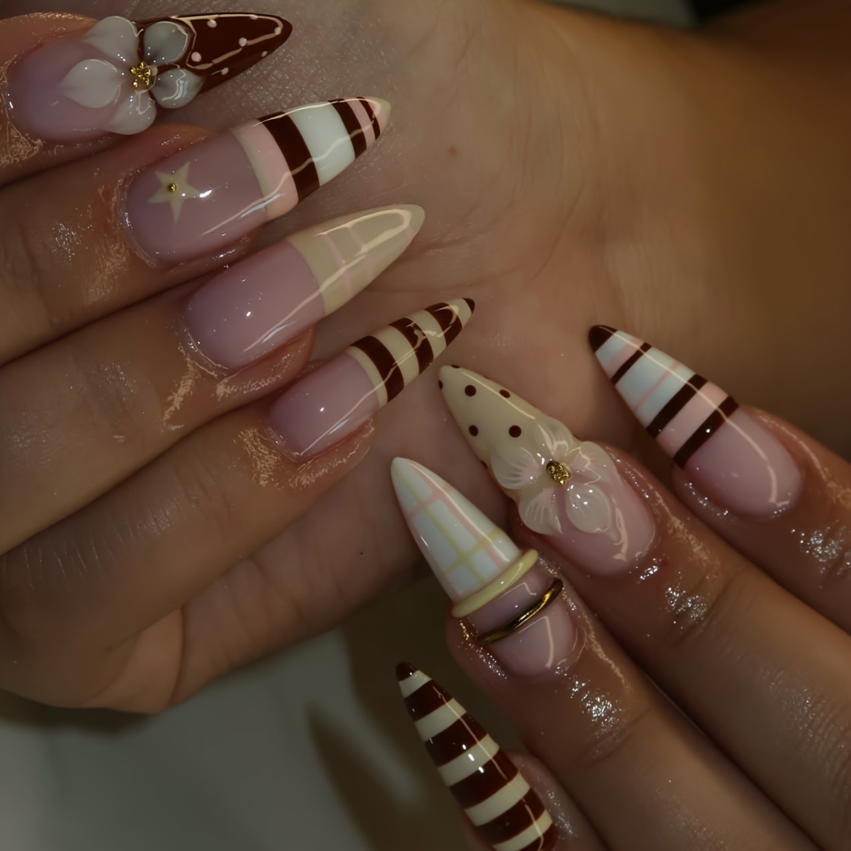 TEMU 24 faux ongles amandés à pression, ongles artificiels à rayures marron et blanches avec fleurs 3D, motif à pois, grille et , réutilisables pour