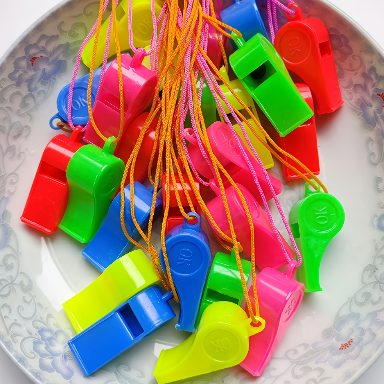 E-shop 25 Stück Plastik Pfeifen, Party Cheer Requisiten, Zufällige Farben - Geeignet für Sport, Klassenbelohnungen, Geburtstagsfeiern, Halloween,