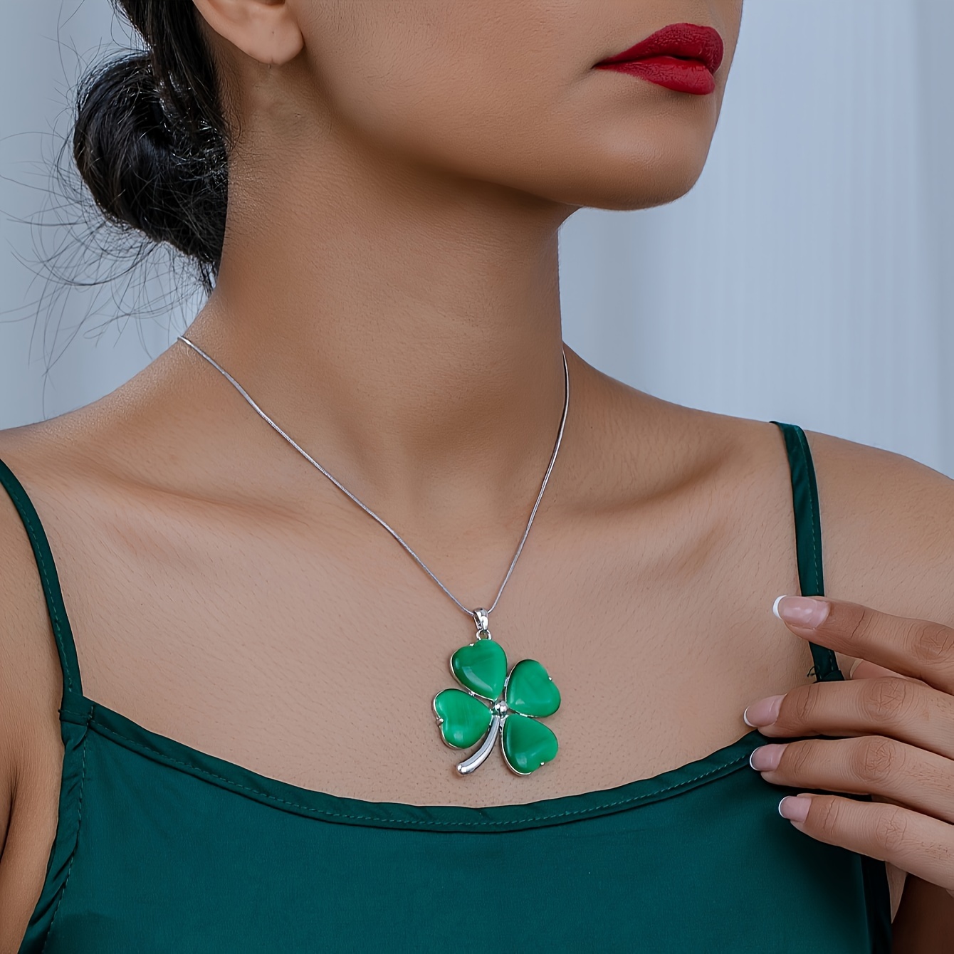 

Green Stone Decor Four-leaf Pendant Necklace Simple Style Alloy Princess Necklace Lucky Jewelry